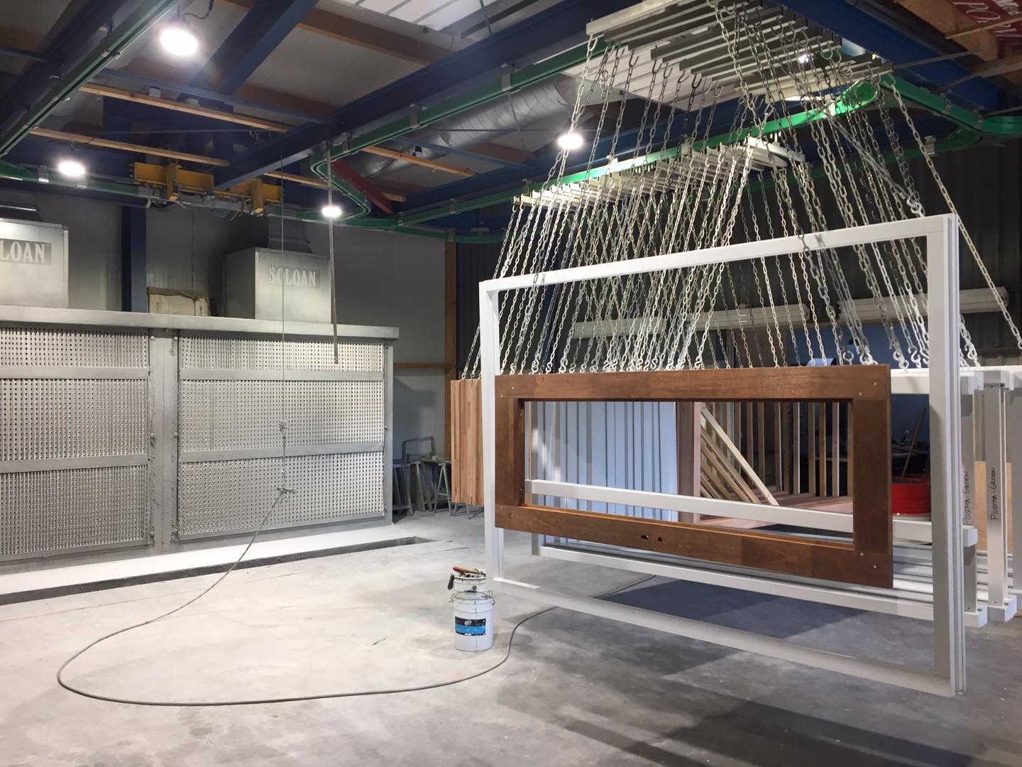 Industriële coating bij HIC Friesland: gespoten producten hangend in de poedercoatcabine